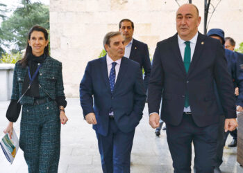 El consejero de Movilidad, José Luis Sanz Merino, junto a Miguel Ángel de Vicente, en la inauguración de las Jornadas sobre Carreteras Sostenibles y Resilientes. / NACHO VALVERDE - ICAL