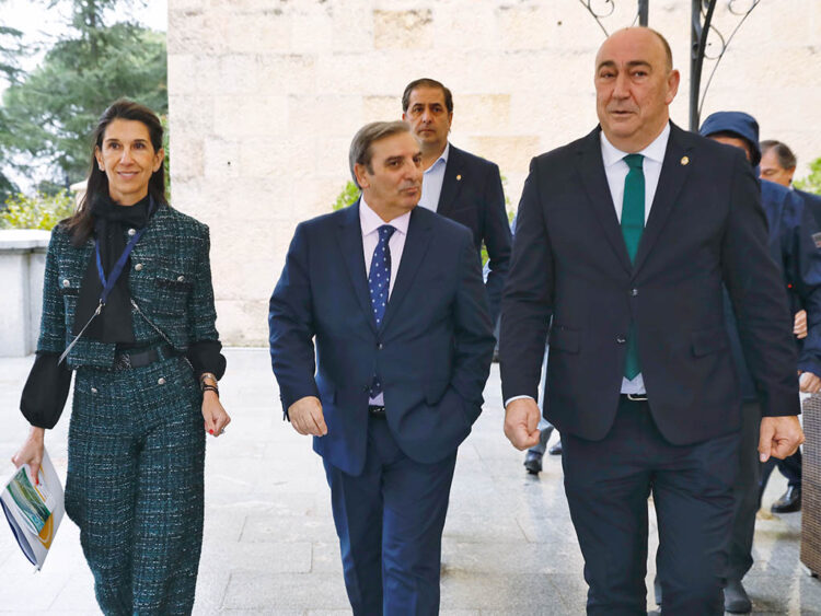 El consejero de Movilidad, José Luis Sanz Merino, junto a Miguel Ángel de Vicente, en la inauguración de las Jornadas sobre Carreteras Sostenibles y Resilientes. / NACHO VALVERDE - ICAL