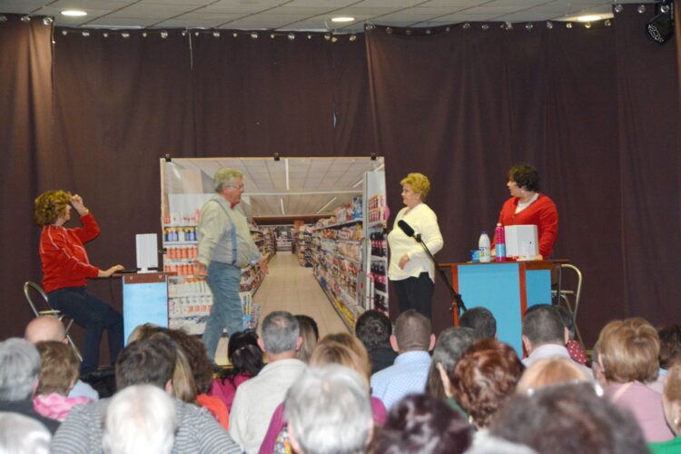 Lleno de ‘Las chicas de oro’ en la Muestra de teatro de Nava de la Asunción 1 Las Chicas de Oro cautivaron a los espectadores con su interpretación/AMADOR MARUGÁN