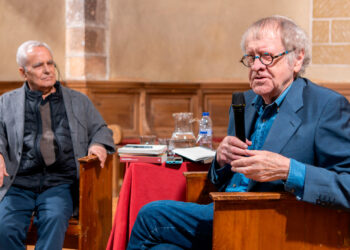 Ian Gibson (derecha) conversa con Juan Cruz durante su intervención en San Quirce.