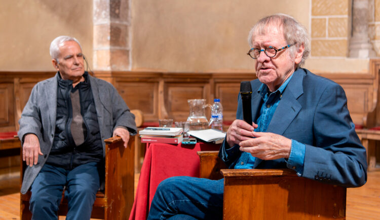 Ian Gibson (derecha) conversa con Juan Cruz durante su intervención en San Quirce.