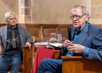 Ian Gibson (derecha) conversa con Juan Cruz durante su intervención en San Quirce. / Enrique del Barrio