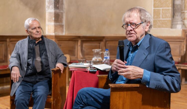 Ian Gibson (derecha) conversa con Juan Cruz durante su intervención en San Quirce. / Enrique del Barrio