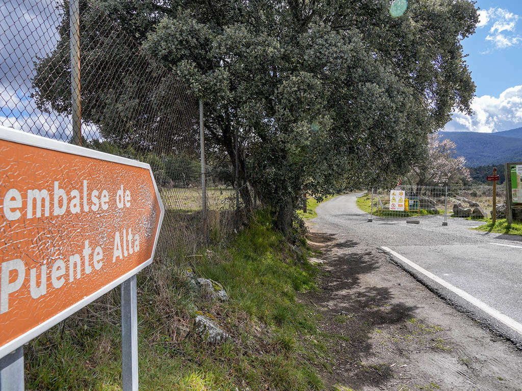 Comienzan las intervenciones de acondicionamiento en Puente Alta para asegurar el suministro de agua 2 Acceso al embalse de Puente Alta, en Revenga, cortado por el inicio de los trabajos. / MIGUEL ÁNGEL FERNÁNDEZ