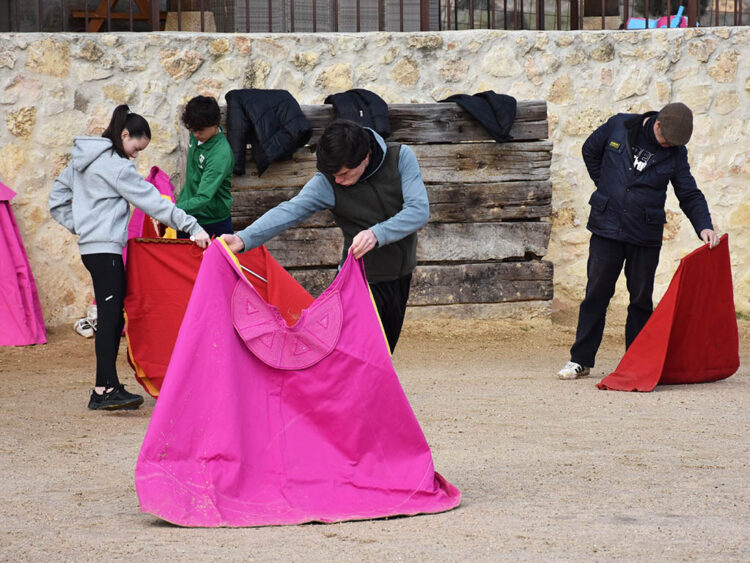 Clase de toreo de salón en la Escuela Taurina Provincial de Segovia. / A.M.