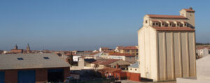 El silo de Carbonero se alza por encima de los tejados en su vista panorámica.