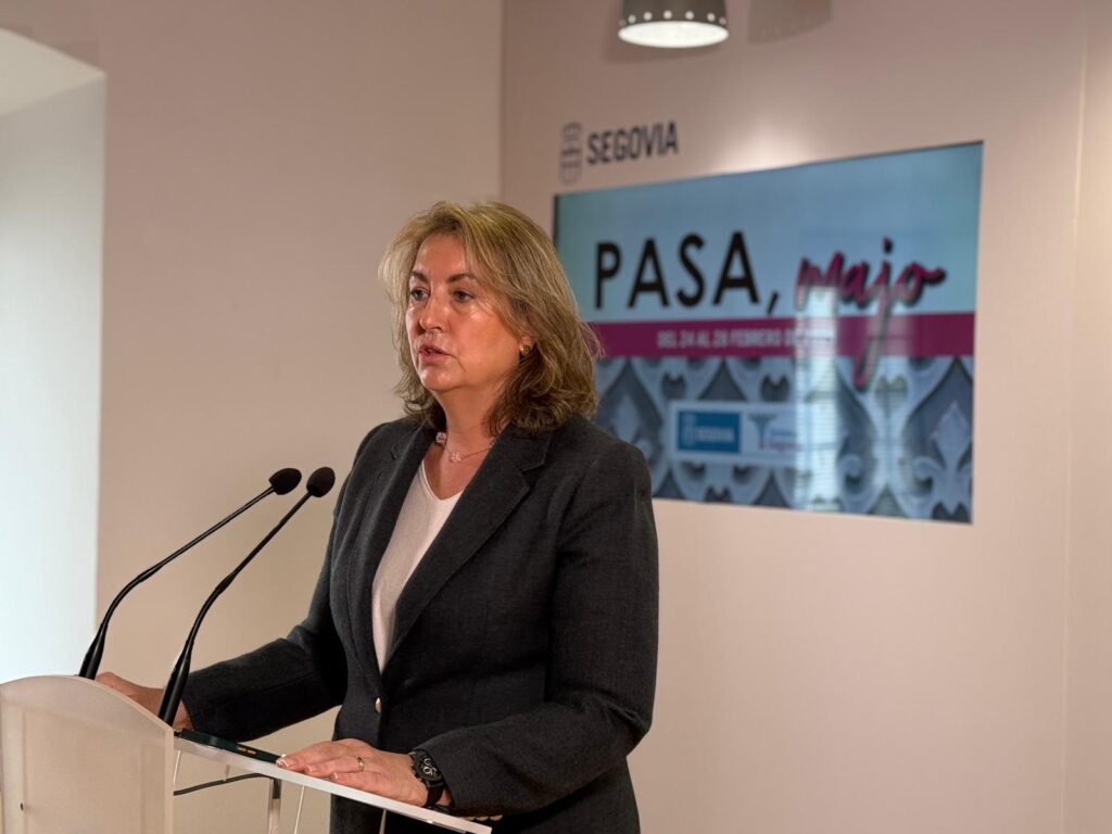 La edil de Turismo, May Escobar, presenta el ciclo 'Pasa, majo'. / EL ADELANTADO