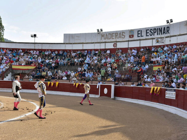 Paseíllo en la Plaza de Toros de El Espinar. / A.M.
