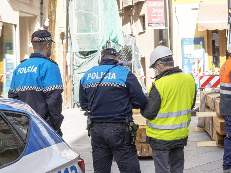 El sindicato de la Policía Local desconvoca las movilizaciones para la festividad de su patrón 1 Intervención de agentes de la Policía Local de Segovia. / KAMARERO