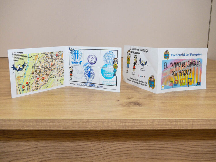 Ruta y credencial de peregrino del Camino de Santiago a su paso por Segovia. / HÉCTOR CRIADO
