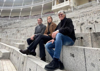 Rafael García Garrido, Olga Casado y Simón Casas, en los tendidos de Las Ventas. / PLAZA 1