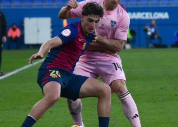 Fer Llorente pugna por una pelota con un jugador rival durante un instante del duelo entre Barcelona Atlètic y Segoviana./JUAN MARTÍN-G. SEGOVIANA