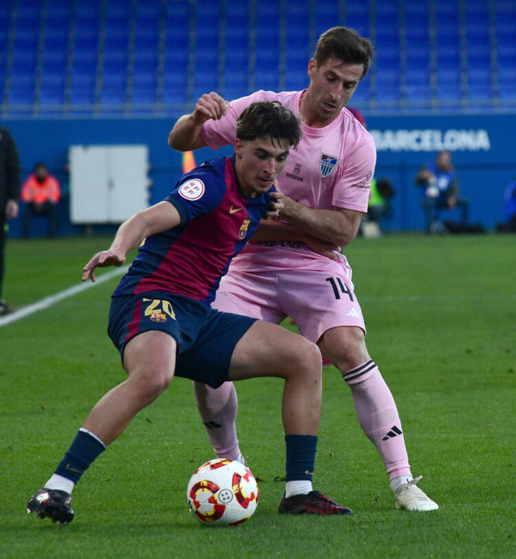 La Segoviana rescata un punto en Barcelona (2-2) 1 Fer Llorente pugna por una pelota con un jugador rival durante un instante del duelo entre Barcelona Atlètic y Segoviana./JUAN MARTÍN-G. SEGOVIANA