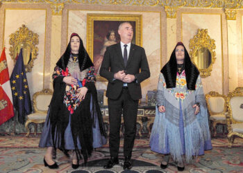 Las alcaldesas de Zamarramala, Sara Palomo y Mónica Arévalo, junto a José Mazarías. / HÉCTOR CRIADO