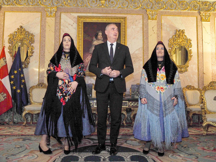 Las alcaldesas de Zamarramala, Sara Palomo y Mónica Arévalo, junto a José Mazarías. / HÉCTOR CRIADO