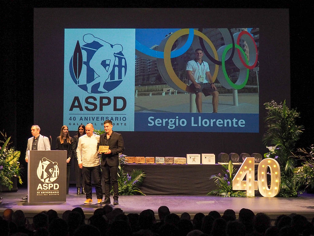 Cuarenta años conmemorando la excelencia del deporte segoviano 2 Sergio Llorente recoge el galardón. / HÉCTOR CRIADO