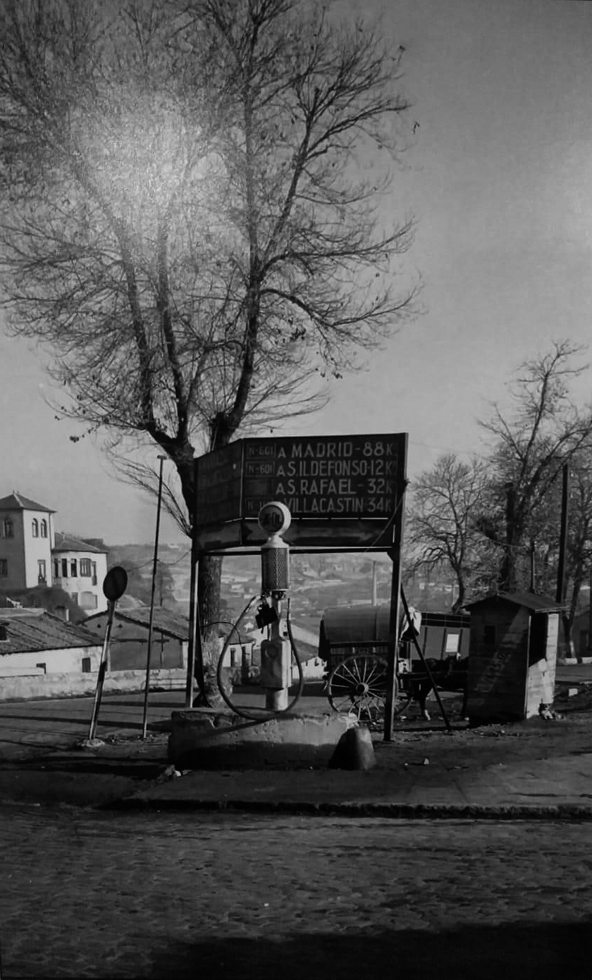 Surtidor de gasolina entre la carretera de Boceguillas (Vía Roma) y Padre Claret. 1955.