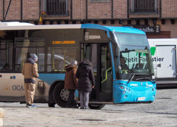 Línea 2 de autobús urbano, en el barrio de San Lorenzo. / HÉCTOR CRIADO