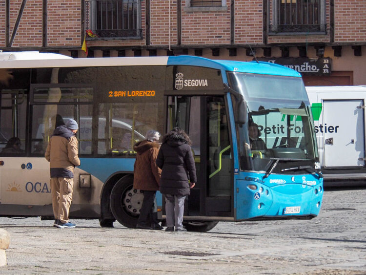 El cambio de autobús en la línea 2 obliga a reordenar aparcamientos en Los Vargas 1 Línea 2 de autobús urbano, en el barrio de San Lorenzo. / HÉCTOR CRIADO