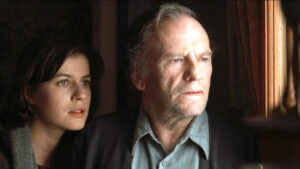 Irene Jacob y Jean-Louis Trintignant en “Tres colores: Rojo”, 1994, la cual fue la última película rodada por el cineasta.