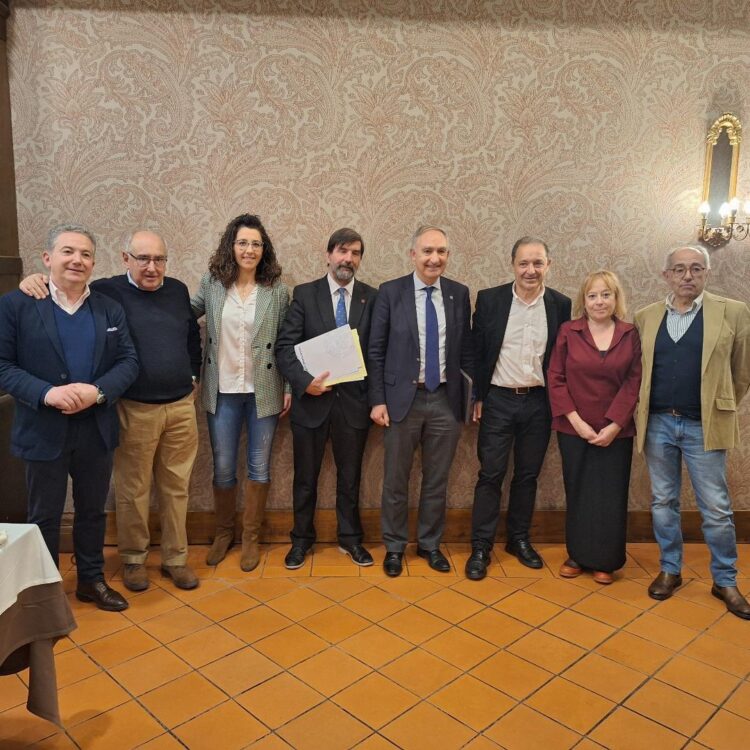 El rector y el vicerrector, en el centro, durante el encuentro.