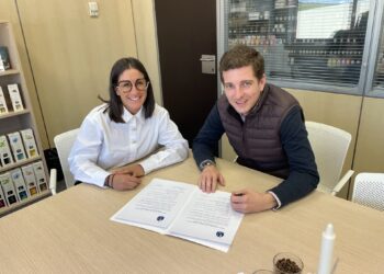 La presidenta de la Asociación Segoviana de la Prensa Deportiva, Elena Gutiérrez y el CEO de ambas marcas, Andrés Ortega, durante la firma del convenio./ASPD