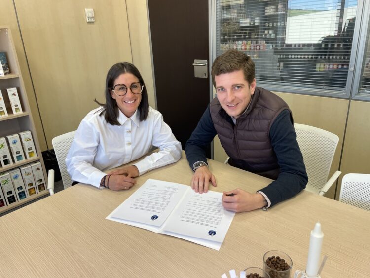 The Olphactory y Bergamota Aromas se unen a la Gala del Deporte 1 La presidenta de la Asociación Segoviana de la Prensa Deportiva, Elena Gutiérrez y el CEO de ambas marcas, Andrés Ortega, durante la firma del convenio./ASPD