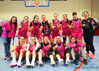 Las jugadoras del Cochinillo Segoviano celebran la victoria ante el Covadonga./CD. SPORDEPORTE