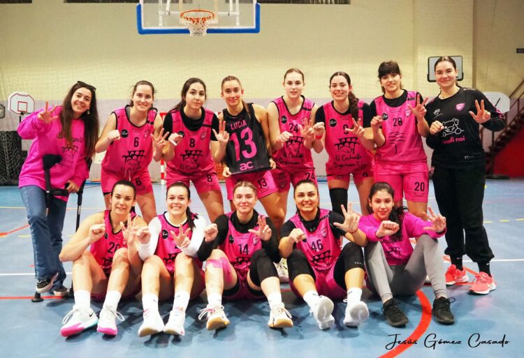 El Cochinillo Segoviano se reencuentra con el triunfo 1 Las jugadoras del Cochinillo Segoviano celebran la victoria ante el Covadonga./CD. SPORDEPORTE