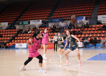 Irene Llanos controla la pelota durante un instante de partido entre Cochinillo Segoviana y Universidad de Burgos celebrado en El Plantío./CD SPORDEPORTE
