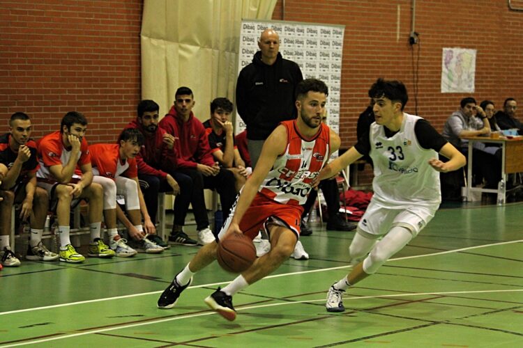 El Dibaq CD.Base alarga su tendencia gris en Palencia 1 Un jugador del equipo segoviano en una acción de partido de la presente temporada./DIBAQ CD. BASE