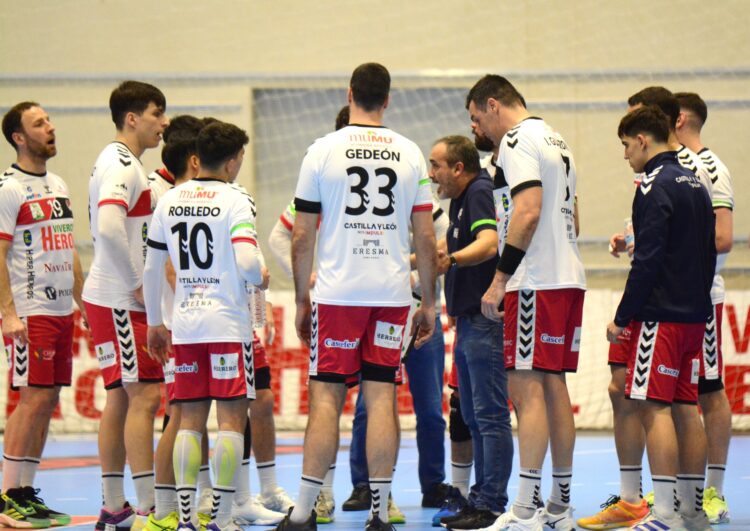La sequía en ataque condena al BM Nava a ofrecer su versión más gris 1 Los jugadores del Viveros Herol reciben las instrucciones de Álvaro Senovilla durante un tiempo muerto./AMADOR MARUGÁN