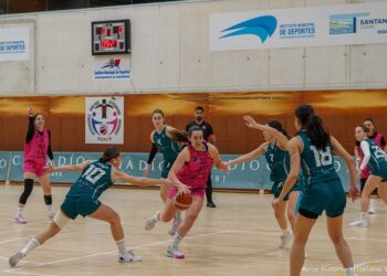 Una jugadora del Cochinillo Segoviano conduce la pelota en un instante del duelo ante el Cañadio Santander./CD SPORDEPORTE