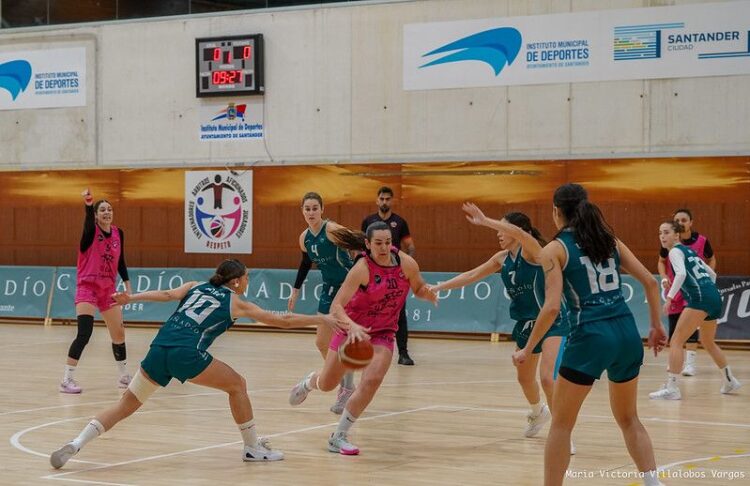 Derrota con aprendizaje para el Cochinillo Segoviano en Santander 1 Una jugadora del Cochinillo Segoviano conduce la pelota en un instante del duelo ante el Cañadio Santander./CD SPORDEPORTE