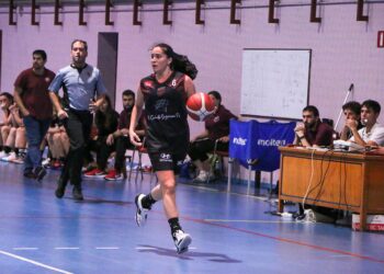 Elisa Martínez durante un encuentro con el Cochinillo Segoviano./CD SPORDEPORTE