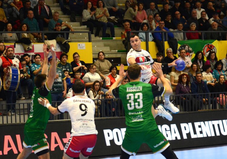 El Balonmano Nava busca redención 1 Isaías Guardiola busca el lanzamiento en un encuentro celebrado en el Guerreros Naveros entre Viveros Herol Nava y Anaitasuna./AMADOR MARUGÁN