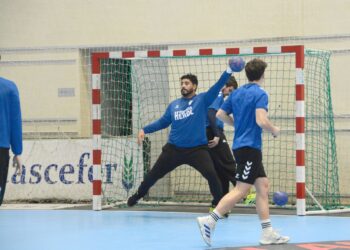Mateus Buda detiene un lanzamiento durante uno de los entrenamientos previos del Viveros Herol Nava al duelo ante Anaitasuna./AMADOR MARUGÁN