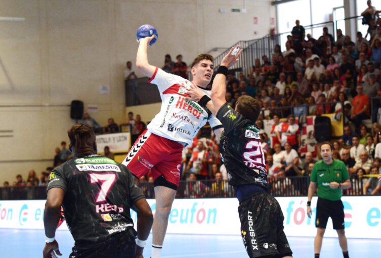 El BM Nava busca volver a ganar 1 Mario Nevado busca el lanzamiento en el duelo de ida celebrado en el Guerreros Naveros entre Viveros Herol Nava y Puente Genil./AMADOR MARUGÁN