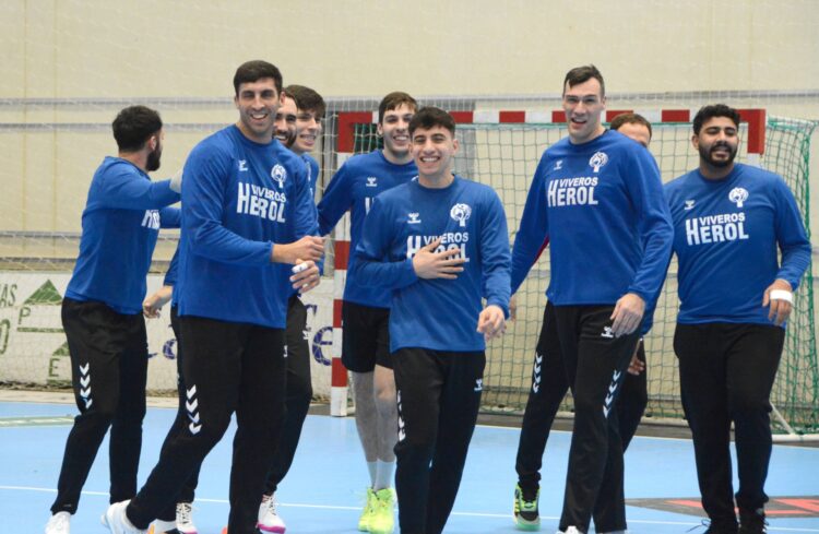 Álvaro Senovilla, entrenador del BM Nava: “Esperemos poder controlar las emociones del regreso de la liga” 1 Los jugadores del Viveros Herol Nava durante un entrenamiento./AMADOR MARUGÁN