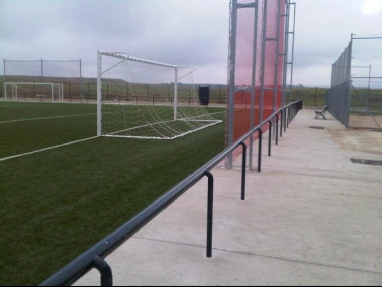 Un jugador de la Segoviana agrede a un árbitro en la Provincial de Aficionados 1 Entrada al campo de La Lastrilla donde tuvieron lugar los hechos./INMERSA INGENIEROS