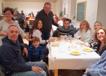 Instantes de la cena solidaria / LOURDES MATARRANZ