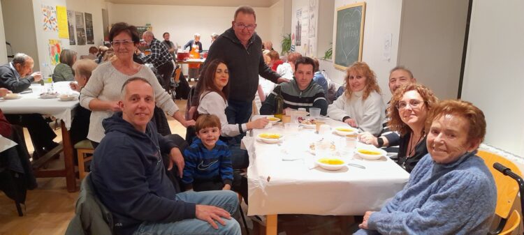 Cantimpalos organiza una cena solidaria a favor de la campaña de Manos Unidas 1 Instantes de la cena solidaria / LOURDES MATARRANZ