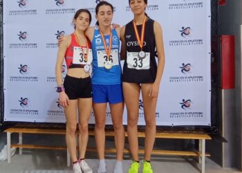 Alba León posa con la medalla durante la cita celebrada en Salamanca./CAS-C.SEGOVIA