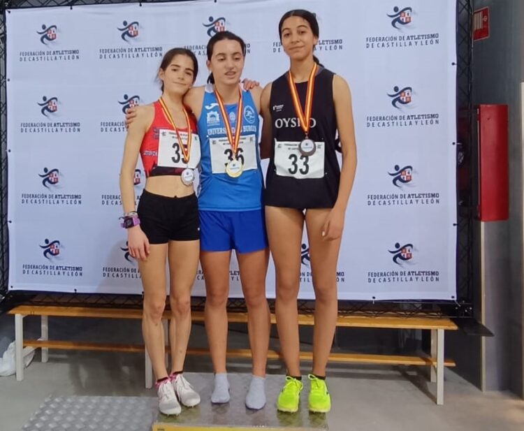 Alba León logra la presea de plata en el Autonómico sub-18 de Salamanca 1 Alba León posa con la medalla durante la cita celebrada en Salamanca./CAS-C.SEGOVIA