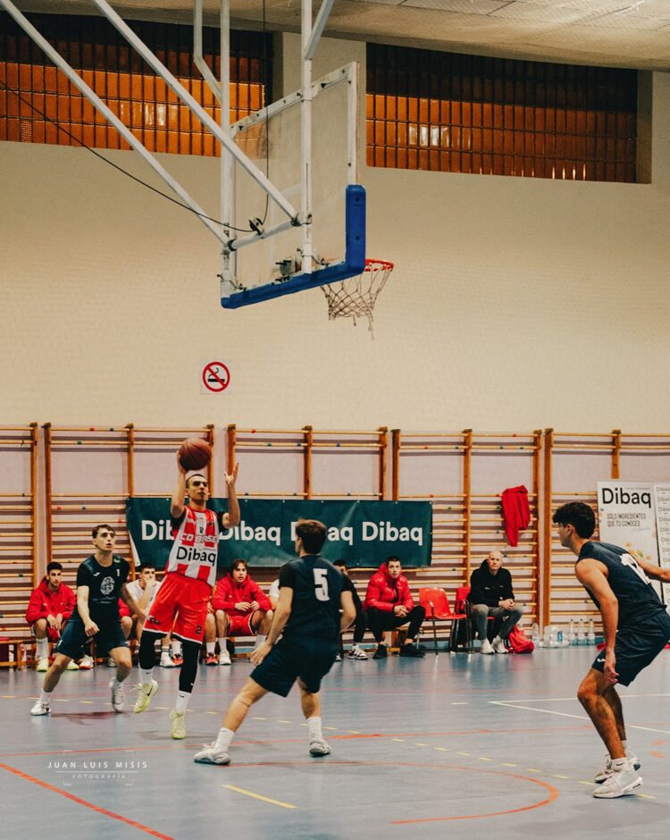Triunfo de sudor y oficio del Dibaq CD.Base frente al Venta de Baños 1 Un instante de un duelo del Dibaq CD.Base durante el presente curso./JUAN LUIS MISIS