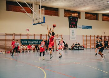 Un instante del encuentro entre Dibaq CD.Base y UPSA celebrado en el Emperador Teodosio./JUAN LUIS MISIS