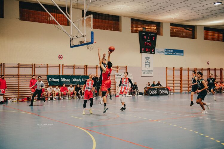 El Dibaq CD. Base vence al UPSA y suma su segundo triunfo seguido 1 Un instante del encuentro entre Dibaq CD.Base y UPSA celebrado en el Emperador Teodosio./JUAN LUIS MISIS