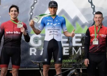 Fran Herrero posa en el podio como campeón de la cita celebrada en Alalpardo./E.A