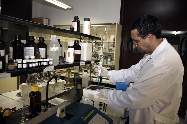 El agua para el consumo humano de 144 localidades superó los niveles de contaminación por nitratos en 2023 1 Un investigador de la Universidad de Salamanca durante una prueba./ICAL