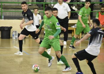 Un jugador del Cuéllar controla la pelota en el partido ante Cisterna./FS CUÉLLAR